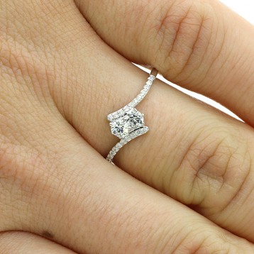 0.31 CTS ROUND CUT DIAMOND ENGAGEMENT RING SET IN 18K WHITE GOLD
