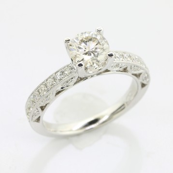 1.08 cts Round Cut Diamond set in 18K White Gold Engagement Ring